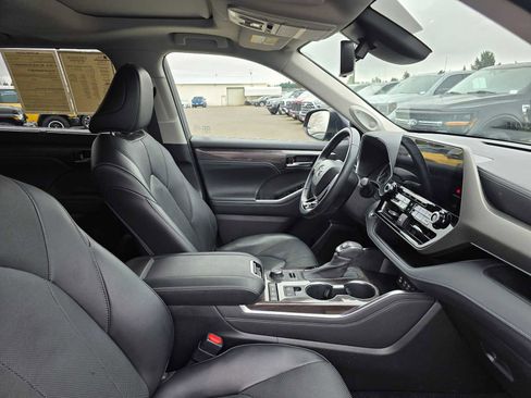 Used 2022 Toyota Highlander Limited image 12