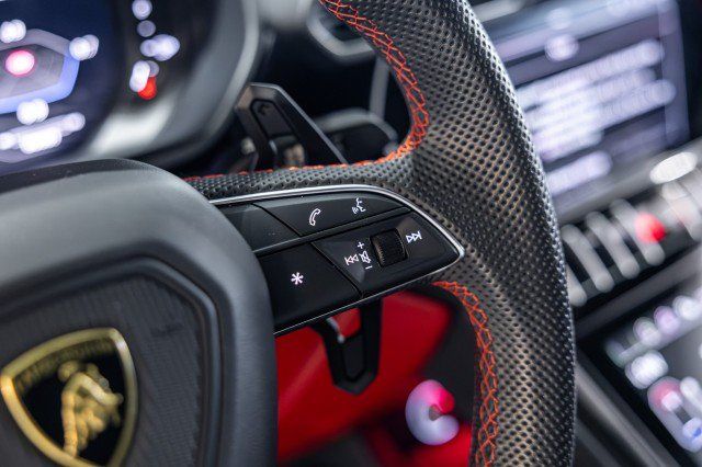 Used 2022 Lamborghini Urus AWD/4WD image 42