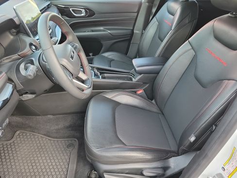 Used 2025 Jeep Compass Trailhawk AWD/4WD image 9