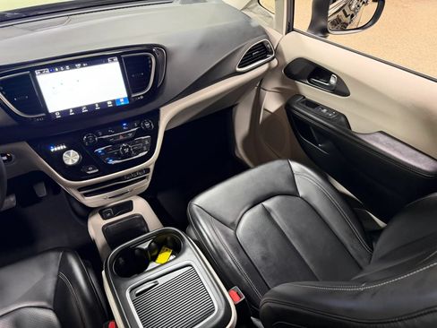 Used 2023 Chrysler Pacifica Touring-L FWD image 50
