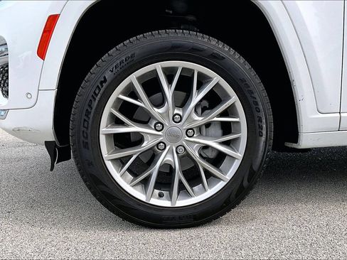 Used 2023 Jeep Grand Cherokee Summit AWD/4WD image 10