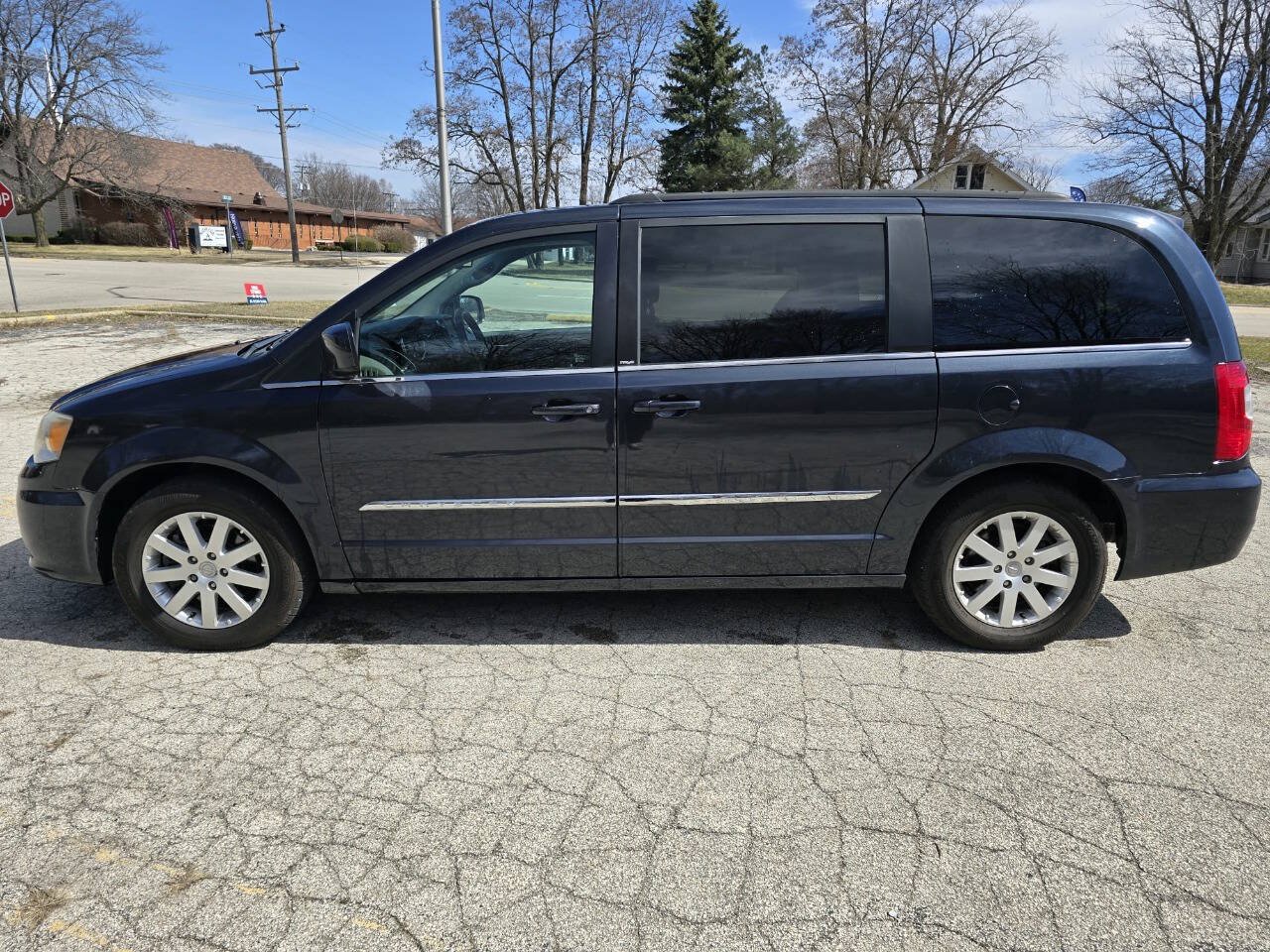Used 2014 Chrysler Town & Country Touring FWD image 5
