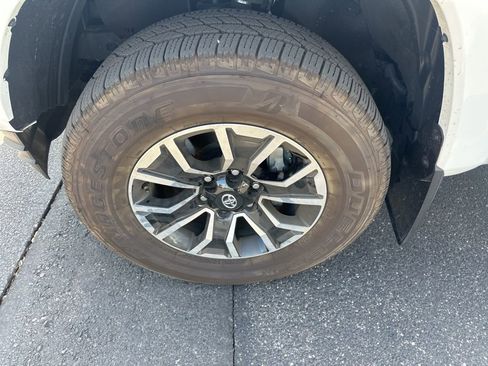 Used 2022 Toyota Tacoma TRD Sport w/ Technology Package AWD/4WD image 5