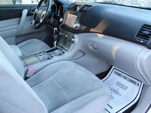 Used 2011 Toyota Highlander Hybrid w/ Cold Weather Pkg image 18