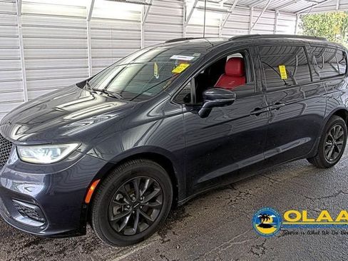 Used 2021 Chrysler Pacifica Limited w/ Uconnect Theater Family Group AWD/4WD image 1