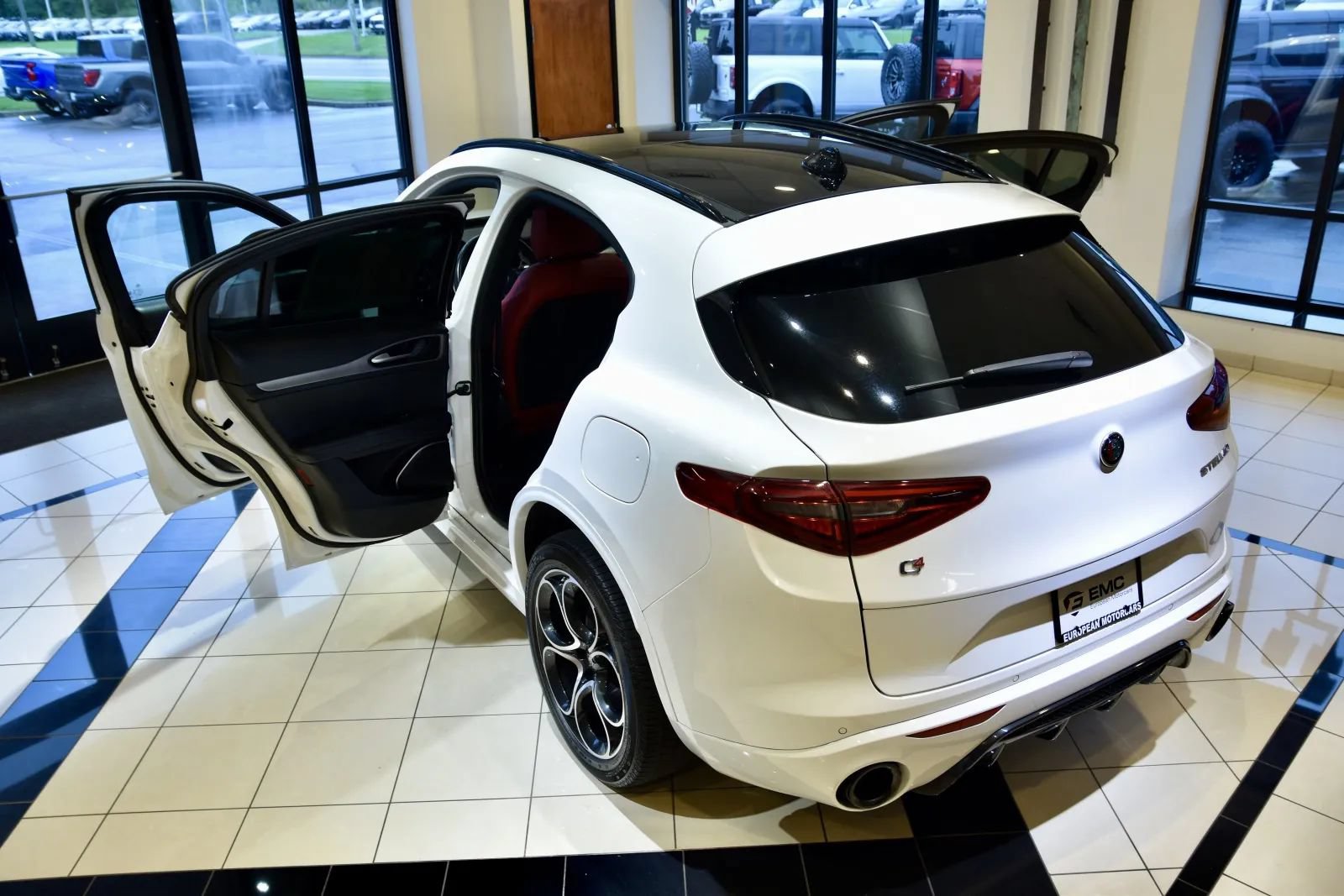 Used 2023 Alfa Romeo Stelvio Veloce AWD/4WD image 8