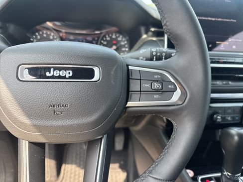 Used 2025 Jeep Compass Latitude w/ Convenience Group AWD/4WD image 19