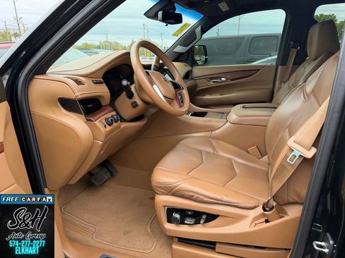 Used 2017 Cadillac Escalade Platinum AWD/4WD image 4