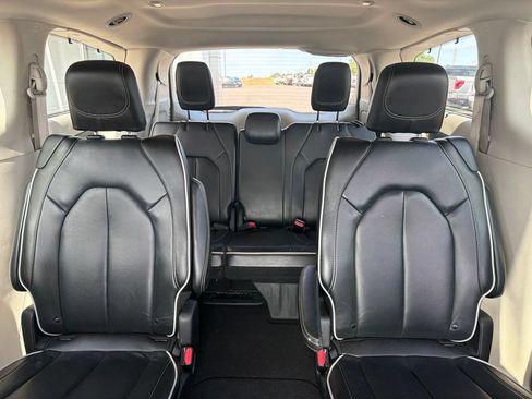 Used 2023 Chrysler Pacifica Limited FWD image 12
