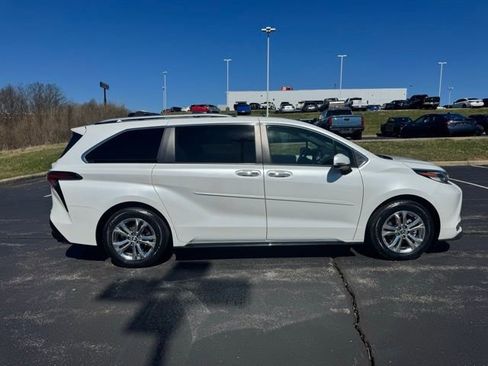 Certified 2023 Toyota Sienna Platinum image 2