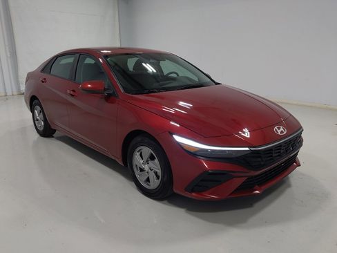 Used 2025 Hyundai Elantra SE FWD image 13