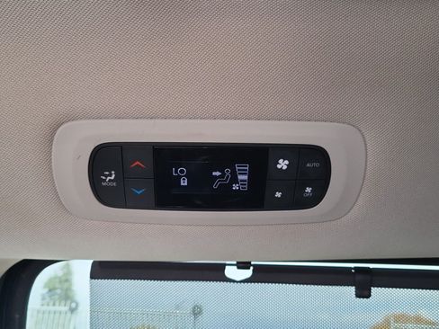 Used 2022 Chrysler Pacifica Touring-L FWD image 38