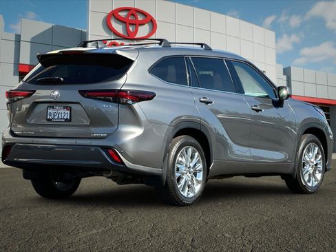 Used 2026 Toyota Highlander Limited AWD/4WD image 3