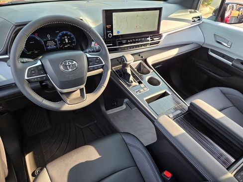 Used 2025 Toyota Sienna XSE image 7