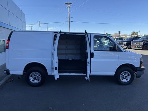 Used 2024 GMC Savana 2500 w/ Driver Convenience Package image 12