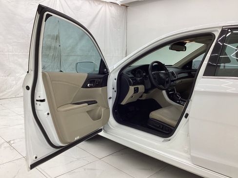 Used 2016 Honda Accord Touring image 16