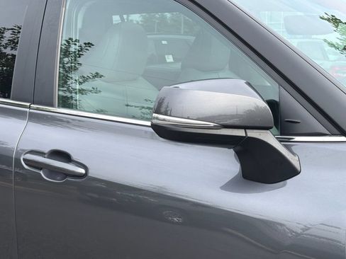Used 2023 Toyota Highlander XLE AWD/4WD image 10
