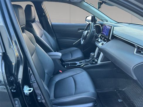 Used 2024 Toyota Corolla Cross XLE w/ Convenience Package image 17