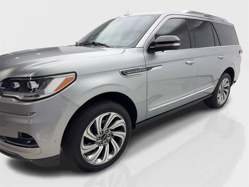 Used 2023 Lincoln Navigator Reserve image 11