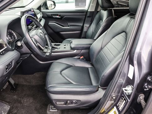 Used 2023 Toyota Highlander XLE FWD image 12