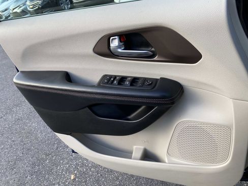 Used 2019 Chrysler Pacifica LX image 18