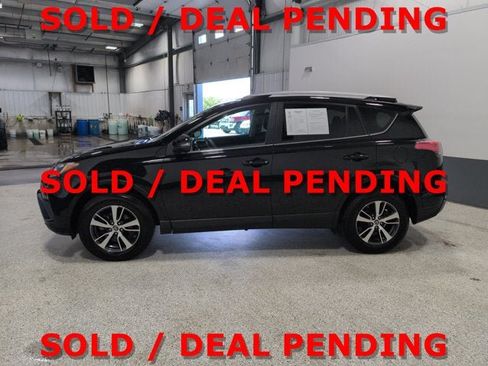 Used 2017 Toyota RAV4 XLE AWD/4WD image 5