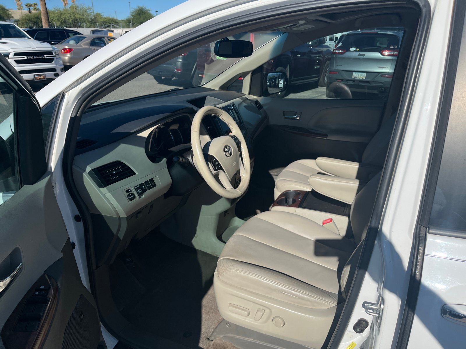 Used 2014 Toyota Sienna XLE w/ XLE Premium Package FWD image 14