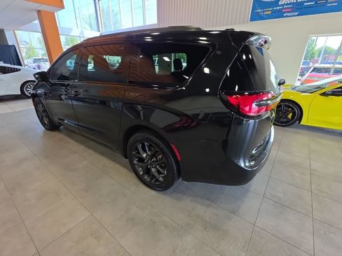 Used 2021 Chrysler Pacifica Limited AWD/4WD image 12