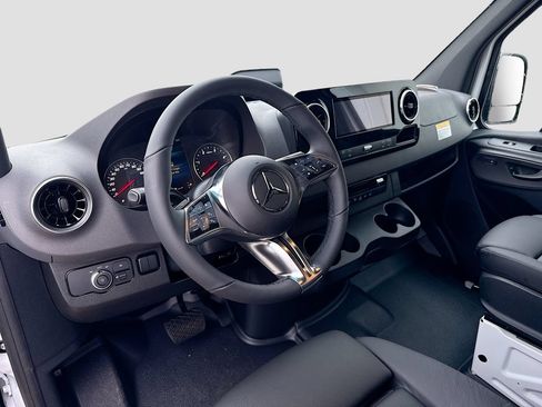Used 2026 Mercedes-Benz Sprinter 2500 image 9