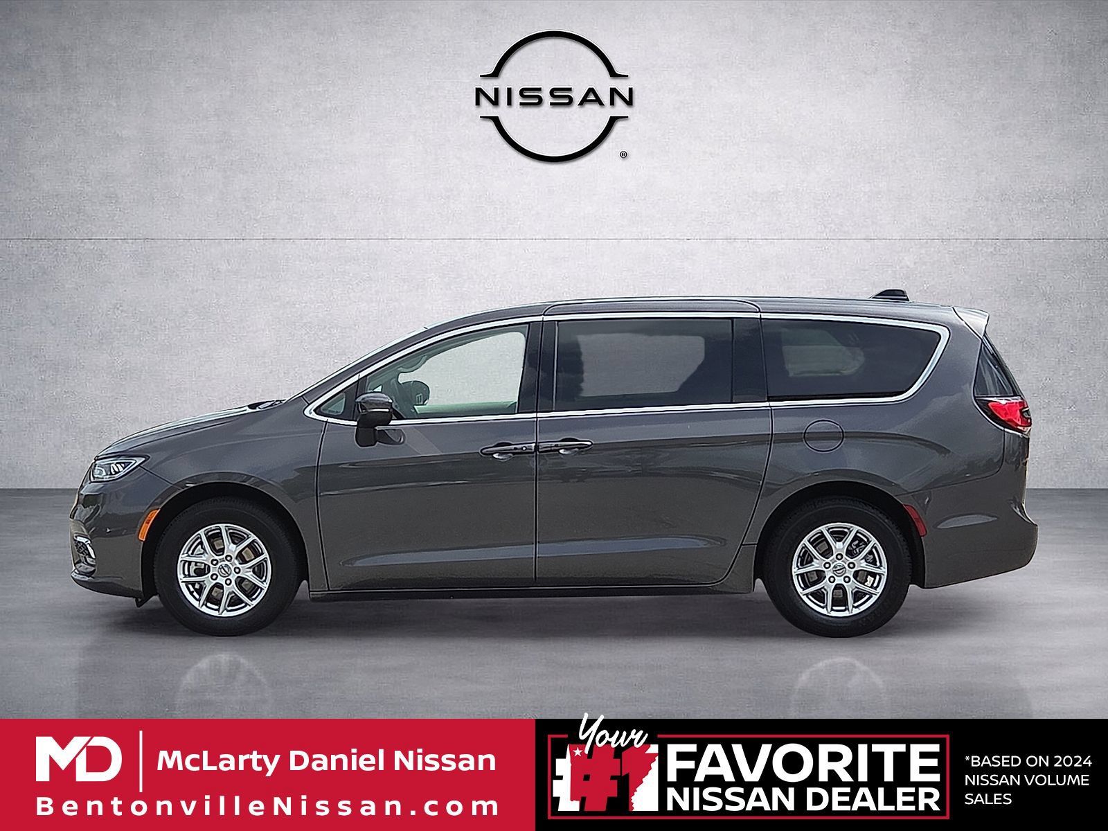 Used 2023 Chrysler Pacifica Touring-L FWD image 3