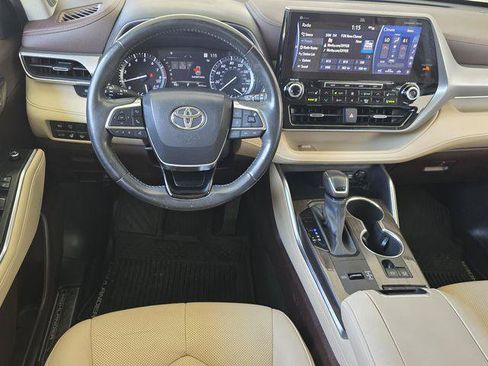 Certified 2021 Toyota Highlander Platinum FWD image 13