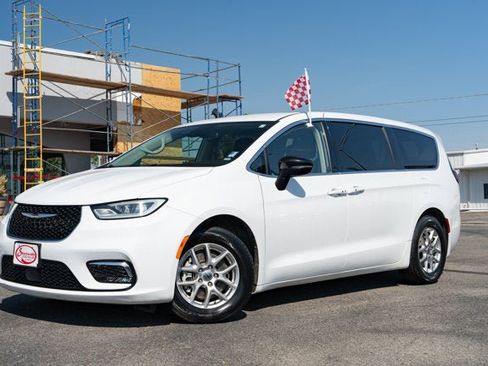 Used 2024 Chrysler Pacifica Touring-L FWD image 1