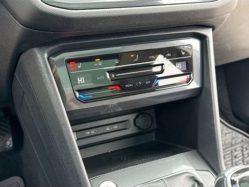 Used 2022 Volkswagen Tiguan SE w/ Panoramic Sunroof Package image 10