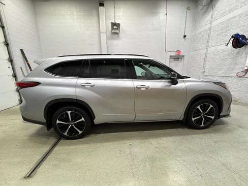 Used 2021 Toyota Highlander XSE AWD/4WD image 3