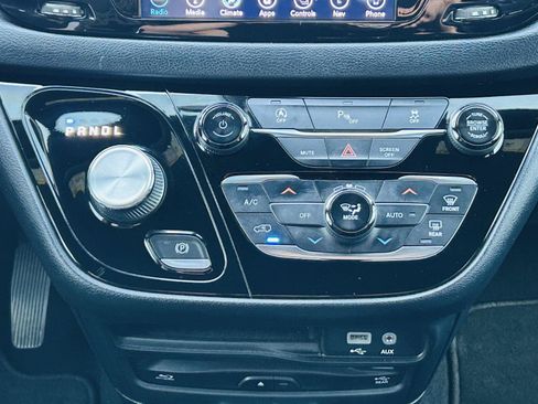 Used 2019 Chrysler Pacifica Touring-L Plus w/ S Appearance Package FWD image 22