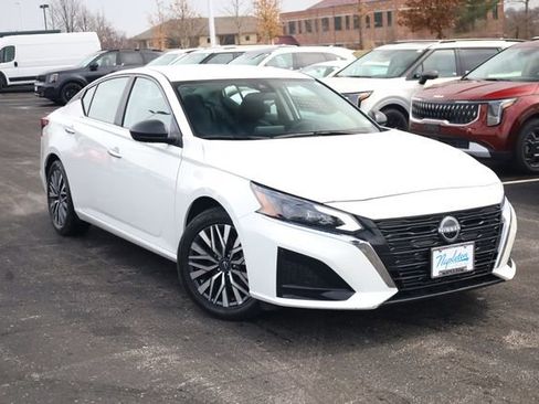 Used 2025 Nissan Altima 2.5 SV FWD image 2