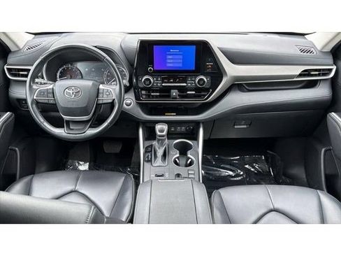 Used 2024 Toyota Highlander XLE FWD image 36
