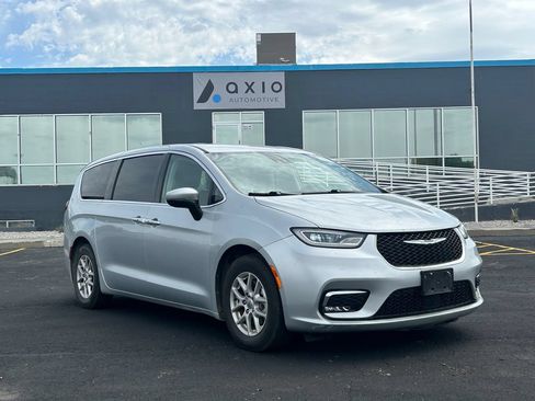 Used 2023 Chrysler Pacifica Touring-L FWD image 1