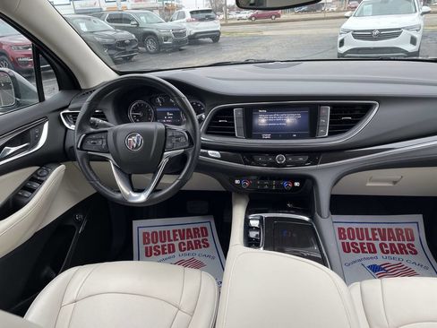 Used 2024 Buick Enclave Essence image 2