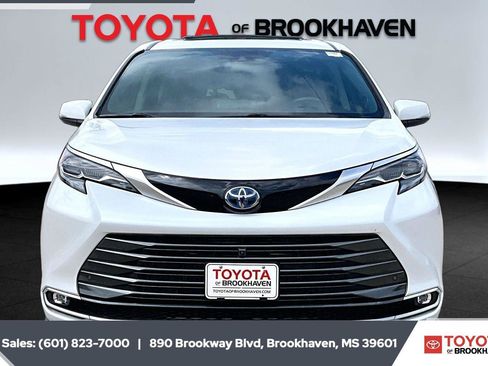 Used 2024 Toyota Sienna Platinum AWD/4WD image 3