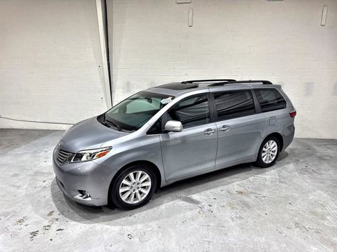 Used 2017 Toyota Sienna Limited FWD image 18