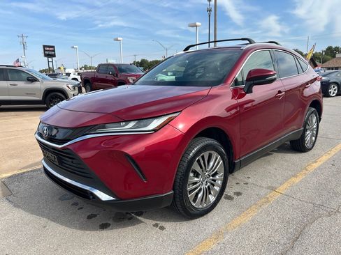 Used 2022 Toyota Venza XLE image 1