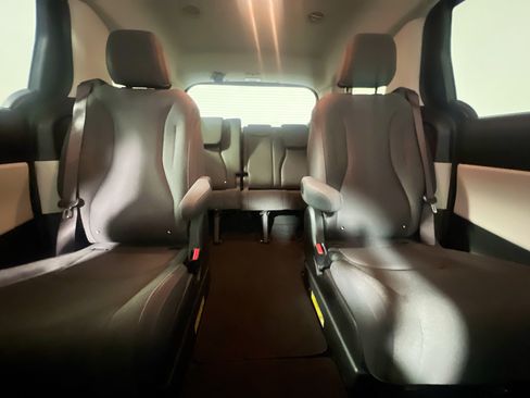 Used 2024 Kia Carnival LX FWD image 32
