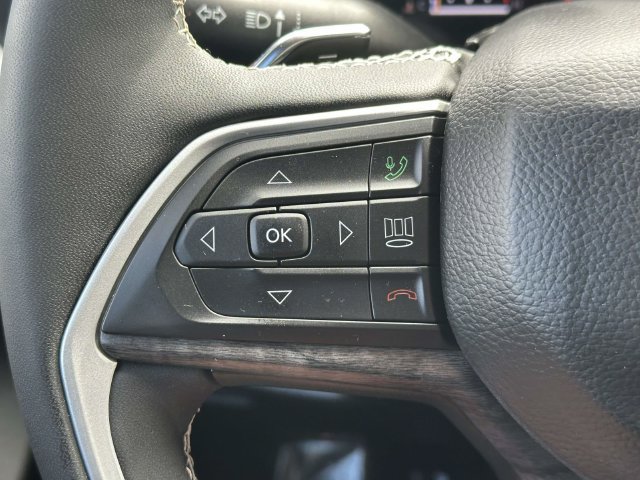 Used 2023 Jeep Grand Cherokee L Limited w/ Black Appearance Package AWD/4WD image 11