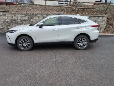 Used 2021 Toyota Venza Limited image 6