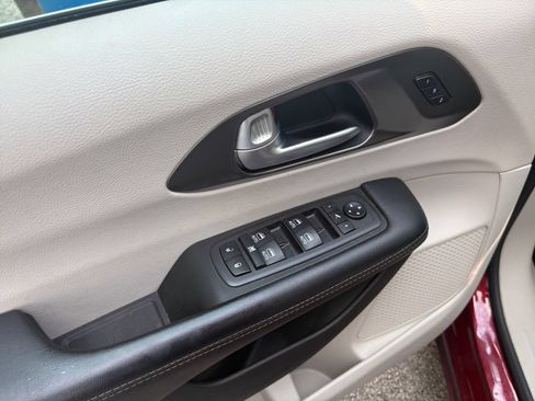 Used 2018 Chrysler Pacifica Limited FWD image 13