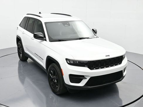 Certified 2024 Jeep Grand Cherokee Altitude image 39