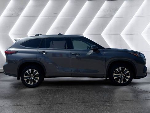 Used 2020 Toyota Highlander XLE AWD/4WD image 8