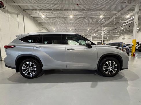 Used 2021 Toyota Highlander XLE AWD/4WD image 8