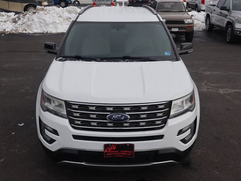 Used 2017 Ford Explorer XLT image 4